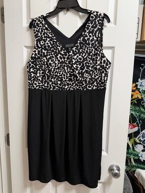 Enfocus Studio Black & White Sleeveless V-Neck Midi Dress